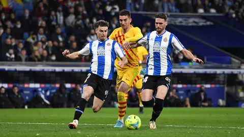 13 February 2022, Spain, Barcelona: Barcelona's Ferran Torres (C) battles for the ball with Espanyol's Sergi Gomez (R) and Leandro Cabrera (L) during the Spanish LaLiga soccer match between RCD Espanyol and FC Barcelona at RCDE Stadium. Photo: Sara Arib/PX Imagens via ZUMA Press Wire/dpa.