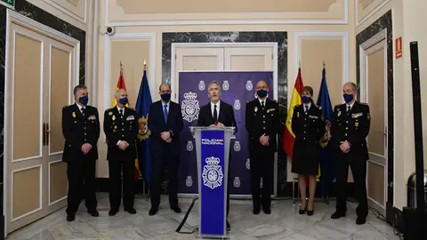 The Minister of the Interior, Fernando Grande Marlaska (centre) speaks after his meeting with the General Directorate of Police. Photo: Ministry of the Interior.
