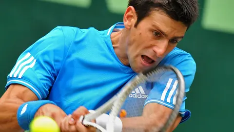 FILED - 11 June 2009, Halle: Serbian tennis player Novak Djokovic in action against France's Florent Serra during the 2009 Gerry Weber Open. Djokovic lines up return to action in Dubai ATP Tour event next month. Photo: Bernd Thissen/dpa.