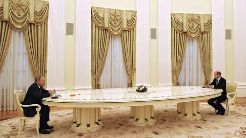 German Chancellor Olaf Scholz (R) speaks with Russian President Vladimir Putin during their meeting in the Kremlin. Photo: Kremlin.