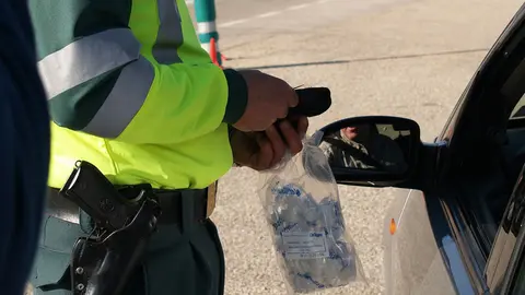 Spanish civil guards carry out a breathalyser control. Photo: Pixabay.