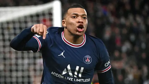 15 February 2022, France, Paris: Paris Saint-Germain's Kylian Mbappe celebrates scoring his side's first goal during the UEFA Champions League round of 16 first leg soccer match between Paris Saint-Germain and Real Madrid at Parc des Princes stadium. Photo: Julien Mattia/Le Pictorium Agency via ZUMA/dpa.