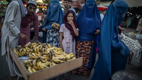 FILED - 17 September 2021, Afghanistan, Kunduz: Afghani women shop in a market in Kunduz, northern Afghanistan. Taliban leaders in Afghanistan are institutionalizing large-scale and systematic gender-based discrimination and violence against women and girls, a group of 36 UN human rights experts said on Monday. Photo: Oliver Weiken/dpa.