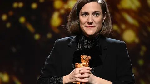 16 February 2022, Berlin: Spanish director and screenwriter Carla Simon receives the Golden Bear for Best Film award for the film "Alcarras" during the awards ceremony of the 72nd Berlinale Film Festival. Photo: Monika Skolimowska/dpa-Zentralbild/dpa.