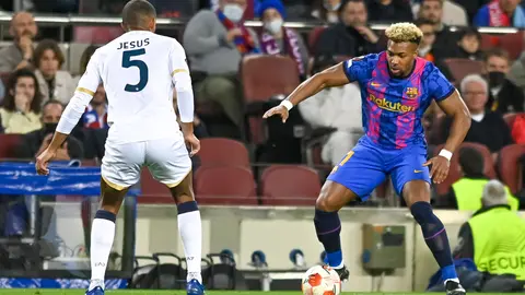 17 February 2022, Spain, Barcelona: Barcelona's Adama Traore (R) and Napoli's Juan Jesus battle for the ball during the UEFA Europa League play-offs first leg soccer match between FC Barcelona and SSC Napoli at Camp Nou. Photo: Gerard Franco/Gerard Franco/DAX via ZUMA Press Wire/dpa.
