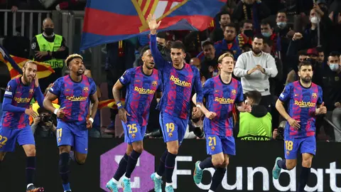 17 February 2022, Spain, Barcelona: Barcelona's Ferran Torres celebrates scoring his side's first goal with team mates during the UEFA Europa League play-offs first leg soccer match between FC Barcelona and SSC Napoli at Camp Nou. Photo: Fabio Sasso/ZUMA Press Wire/dpa.