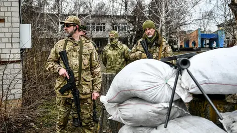 18 February 2022, Ukraine, Saporischschja: Ukrainian soldiers take part in military exercises at the base of the Zaporizhzhya Separate Territorial Defense Battalion. Photo: -/Ukrinform/dpa.