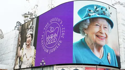 06 February 2022, United Kingdom, London: Images of Queen Elizabeth II are seen displayed on the lights in London's Piccadilly Circus to mark her Platinum Jubilee. Photo: Ian West/PA Wire/dpa.