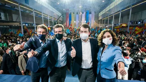 11/02/22 (L-R) The Galician president, Alberto Nunez Feijoo, the national chief of the PP, Pablo Casado, the candidate for president of Castilla y Leon, Alfonso Fernandez Manueco, and the president of Madrid, Isabel Diaz Ayuso, together, in campaign just a week before the war broke out within the PP. Photo: PP.