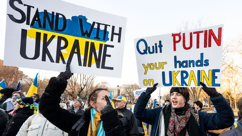 20 February 2022, US, Washington: People hold placards during the Stand With Ukraine rally. Photo: Michael Brochstein/ZUMA Press Wire/dpa.