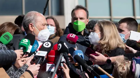 08 February 2022, Spain, Madrid: Spanish pensioner Carlos San Juan speaks to media upon arrival at the Ministry of Economy in Madrid to hand over the signatures he has collected. San Juan has collected more than 600,000 signatures for his campaign "I'm old, but I'm not an idiot" as a protest against online banking. Photo: Alberto Ortega/EUROPA PRESS/dpa.