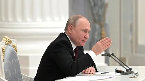 HANDOUT - 21 February 2022, Russia, Moscow: Russian President Vladimir Putin speaks during a meeting of the Russian Federation Security Council at the Kremlin. Photo: -/Kremlin/dpa - ATTENTION: editorial use only and only if the credit mentioned above is referenced in full.