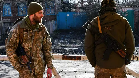 20 February 2022, Ukraine, Verkhnotoretske: Ukrainian soldiers stand in the Verkhnotoretske village which is located on the very front-line in eastern Ukraine. Photo: Andriy Andriyenko/SOPA Images via ZUMA Press Wire/dpa.