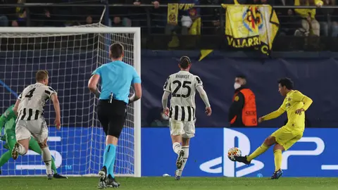 22 February 2022, Spain, Villarreal: Villarreal's Daniel Parejo (R) scores his side's first goal during the UEFA Champions League round of 16 1st leg soccer match between Villarreal CF and Juventus FC at Estadio de la Ceramica. Photo: Jonathan Moscrop/CSM via ZUMA Press Wire/dpa.