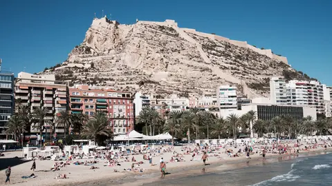 People sunbathing near Alicante castle. Photo: Unsplash.