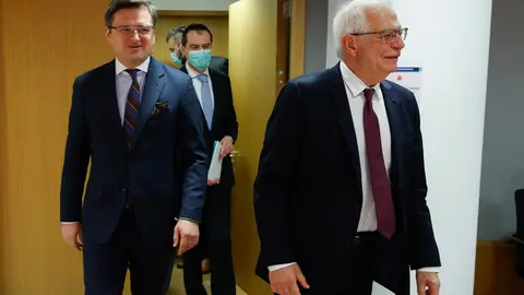 HANDOUT - 21 February 2022, Belgium, Brussels: Josep Borrell (R), EU High Representative for Foreign Affairs and Security Policy, and Ukrainian Foreign Minister Dmytro Kuleba (L) arrive to attend the EU Foreign Ministers meeting. Photo: Mario Salerno/European Council/dpa - ATTENTION: editorial use only and only if the credit mentioned above is referenced in full.
