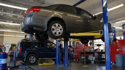 car repair workshop by Pixabay.