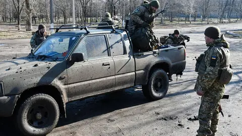20 February 2022, Ukraine, Verkhnotoretske: Ukrainian soldiers get off a military vehicle in the Verkhnotoretske village which is located on the very front-line in eastern Ukraine. Photo: Andriy Andriyenko/SOPA Images via ZUMA Press Wire/dpa