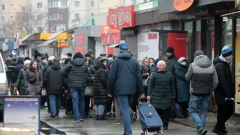 24 February 2022, Ukraine, Kiev: People queue outside a grocery store in capital Kiev in the wake of of the Russian invasion of Ukraine. Photo: -/Ukrinform/dpa.