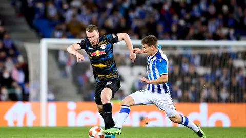 24 February 2022, Spain, San Sebastian: Leipzig'g Lukas Klostermann (L) and Real Sociedad's Aihen Munoz battle for the ball during the UEFA Europa League soccer match between Real Sociedad and RB Leipzig at Reale Arena. Photo: -/dpa.