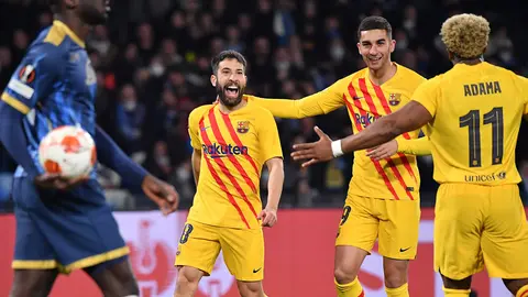 24 February 2022, Italy, Naples: Barcelona's Jordi Alba (L) celebrates scoring his side's first goal with teammates during the UEFA Europa League soccer match between SSC Napoli and Barcelona at Diego Armando Maradona stadium. Photo: Carmelo Imbesi/LPS via ZUMA Press Wire/dpa.