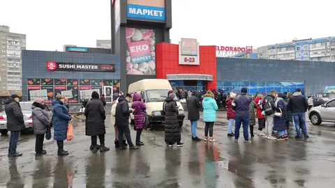 24 February 2022, Ukraine, Kiev: People queue outside a grocery store in capital Kiev in the wake of of the Russian invasion of Ukraine. Photo: -/Ukrinform/dpa.