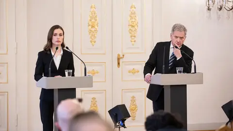 Finnish President Sauli Niinisto (R) and Prime Minister Sanna Marin speak at a press conference following the Russian attack on Ukraine. Photo: Lauri Heikkinen/Vnk.