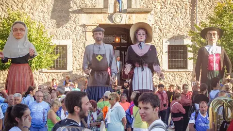 People celebrate having reached Lluc after a long walk. Photo: Pablo Morilla.
