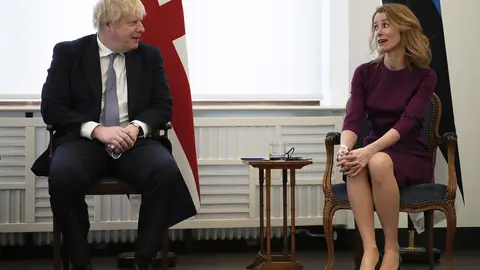 19 February 2022, Munich: UK Prime Minister Boris Johnson (L) meets with Estonia's Prime Minister Kaja Kallas on the sidelines of the Munich Security Conference. Photo: Matt Dunham/PA Wire/dpa.