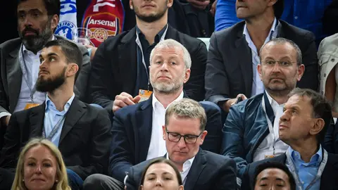 FILED - 29 May 2019, Azerbaijan, Baku: Roman Abramovich (C), Russian owner of Chelsea, sits in the grandstand during the 2019 UEFA Europa League Fina4l soccer match between FC Chelsea and FC Arsenal at the Olympic Stadium. Premier League club Chelsea, owned by Russian oligarch Roman Abramovich, have made a 24 word statement on Russian invasion of Ukraine - without mentioning Russia at all. Photo: Arne Dedert/dpa.