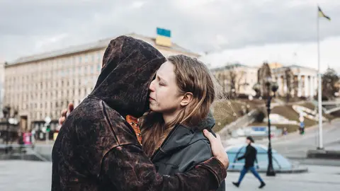 26 February 2022, Ukraine, Kiev: A couple embraces, on Maidan Square on the third day of the Russian invasion of Ukraine. Photo: Diego Herrera/EUROPA PRESS/dpa.