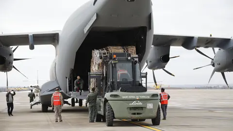 27/02/2022 Spanish soldiers loading one of the shipments of aid material for Ukraine. Photo: Rubén Somonte/MDE.