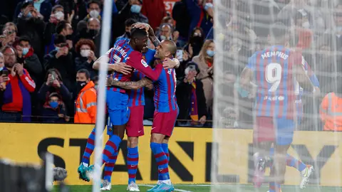 27 February 2022, Spain, Barcelona: Barcelona's Ousmane Dembele celebrates scoring his side's second goal with team mates during the Spanish La Liga soccer match between FC Barcelona and Athletic Club Bilbao at Camp Nou. Photo: David Ramirez/DAX via ZUMA Press Wire/dpa.