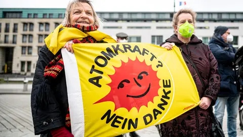 02 February 2022, Berlin: Activists take part in the action "Save EU taxonomy: No eco-label for gas and nuclear!" with a banner reading "Nuclear power no thanks" in front of the French embassy at Pariser Platz. Photo: Fabian Sommer/dpa.