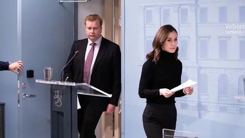 Finnish Prime Minister Sanna Marin (R) and Minister of Defense Antti Kaikkonen. Photo: Lauri Heikkinen/Vnk.