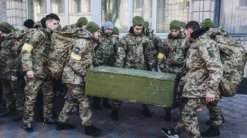 28 February 2022, Ukraine, Kyiv: Soldiers transport military equipment. Shortly after the end of a first round of peace negotiations between Russians and Ukrainians, there have been at least two large explosions in the Ukrainian capital Kiev, according to media reports. Photo: Diego Herrera/EUROPA PRESS/dpa.