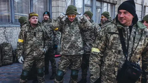 28 February 2022, Ukraine, Kyiv: Volunteer soldiers stand in the street. Shortly after the end of a first round of peace negotiations between Russians and Ukrainians, there have been at least two large explosions in the Ukrainian capital Kiev, according to media reports. Photo: Diego Herrera/EUROPA PRESS/dpa.