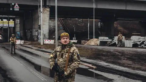 02 March 2022, Ukraine, Kiev: A Ukrainian soldier guards a road. Authorities in Kyiv have declared a curfew in the city in the face of the situation caused by the Russian offensive in the country. Photo: Diego Herrera/EUROPA PRESS/dpa.