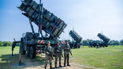 FILED - 27 August 2019, Mecklenburg-Western Pomerania, Cammin: Soldiers of Air Defence Missile Group 21 of the Bundeswehr Air Force are practicing the establishment of an air defence position. Germany's Economic Ministry has approved the delivery of 2,700 anti-aircraft missiles to Ukraine, ministry sources have told dpa. Photo: Jens Bttner/dpa-Zentralbild/ZB.