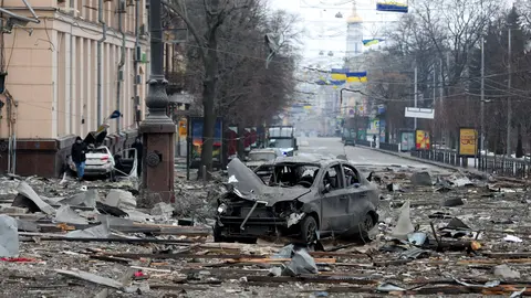 FILED - 01 March 2022, Ukraine, Kharkiv: A burnt-out car is seen on a street in Kharkiv after shelling by Russian troops. Photo: -/Ukrinform/dpa.