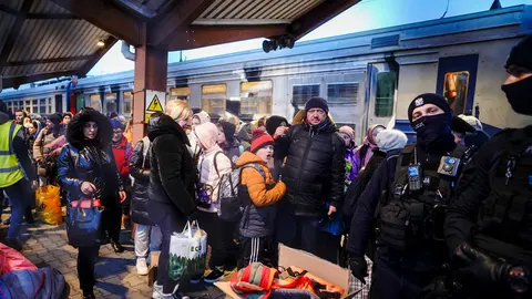 04 March 2022, Poland, Przemysl: Ukrainian Refugees get off a train arriving from Kiev at Przemysl station near the Ukrainian-Polish border crossing. Hundreds of thousands are fleeing from Ukraine to the neighbouring countries due to the Russian invasion. Photo: Kay Nietfeld/dpa.
