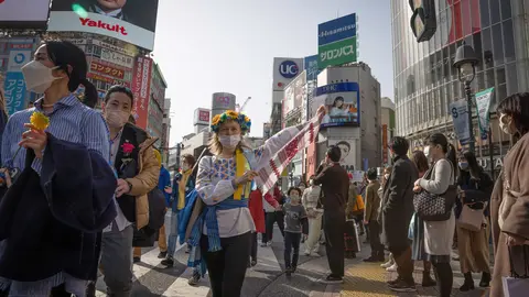 05 March 2022, Japan, Tokio: Protesters hold placards as they march in central Tokyo to protest against Russia's invasion of Ukraine. Photo: Stanislav Kogiku/SOPA Images via ZUMA Press Wire/dpa.