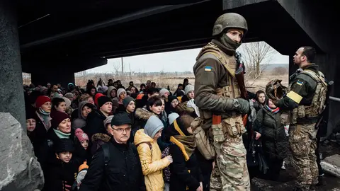 05 March 2022, Ukraine, Irpin: Residents of Irpin in the north of Kiev flee their city under Russian shelling. Photo: Adrien Vautier/Le Pictorium Agency via ZUMA/dpa.