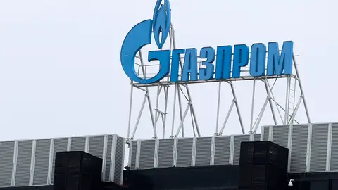 FILED - 03 March 2022, Russia, St. Petersburg: The Gazprom logo is seen on a branch of the Russian state-owned corporation in St. Petersburg. Gazprom said that Russia continues to deliver gas to Europe via Ukraine at normal levels. Photo: Igor Russak/dpa.