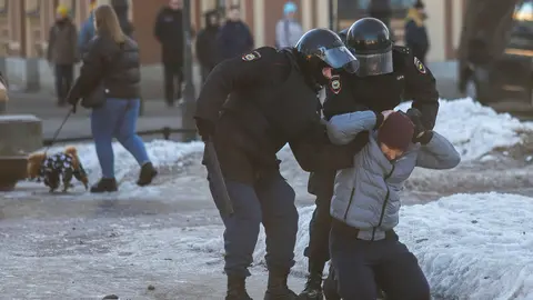 06 March 2022, Russia, Saint Petersburg: Police Officers detain a protestor during a demonstration against the Russian military operation in Ukraine. Photo: Stringer/SOPA Images via ZUMA Press Wire/dpa.