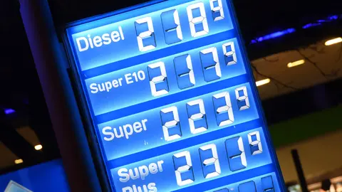 08 March 2022, Bavaria, Munich: Diesel and gasoline prices are displayed at a gas station in Munich Schwabing. Due to the war in Ukraine, fuel prices have increased significantly. Photo: Tobias Hase/dpa.