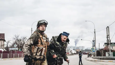 06 March 2022, Ukraine, Irpin: A soldier helps an elderly man to escape from the Russian shelling in Irpin. The ceasefire that was planned this Sunday in the Ukrainian town of Irpin to establish a humanitarian corridor has failed. Photo: Diego Herrera/EUROPA PRESS/dpa.