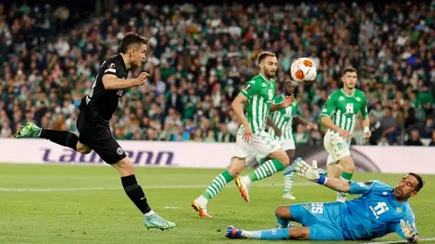 09 March 2022, Spain, Seville: Betis goalkeeper Claudio Bravo (R) saves a shot from Eintracht Frankfurt's Rafael Borre (L) during the UEFA Europa League round of 16 first leg soccer match between Real Betis Balompie and Eintracht Frankfurt at Estadio Benito Villamarin. Photo: Daniel Gonzalez Acuna/dpa.