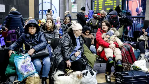09 March 2022, Poland, Krakow: Ukrainian refugees wait in a hall after arriving at the main train station in Krakow, Poland. Millions of Ukrainians fled from their homeland while the Russian invasion enters its second week. Photo: Dominika Zarzycka/SOPA Images via ZUMA Press Wire/dpa.