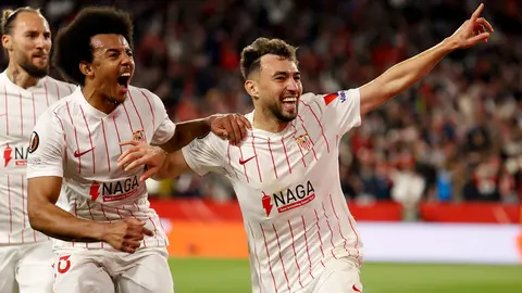 10 March 2022, Spain, Seville: Sevilla's Munir El Haddadi (R) celebrates scoring his side's first goal with teammate Jules Kounde during the UEFA Europa League Round of 16 first leg soccer match between Sevilla FC and West Ham United at the Ramon Sanchez Pizjuan Stadium. Photo: Daniel Gonzalez Acuna/ZUMA Press Wire/dpa.
